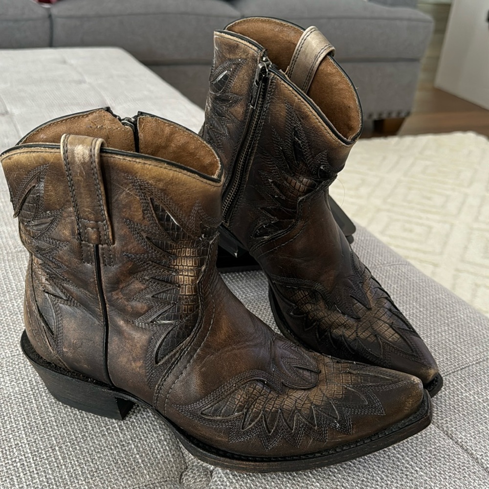 Ariat Santos Distressed Fashion Western Boot Bootie